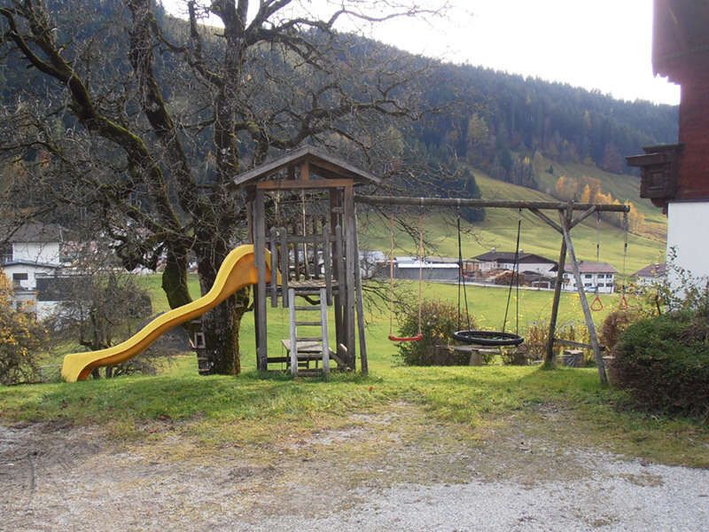 Kinderspielplatz mit Schaukeln und Rutsche