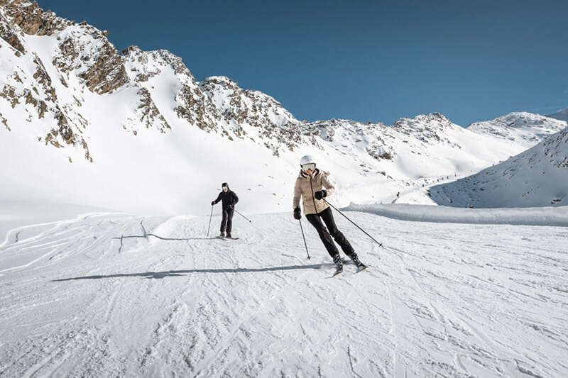 Paar beim Skifahren im Ötztal