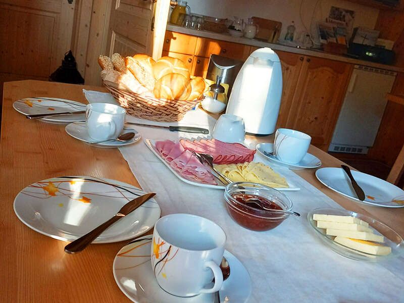Frühstück am gedeckten Tisch