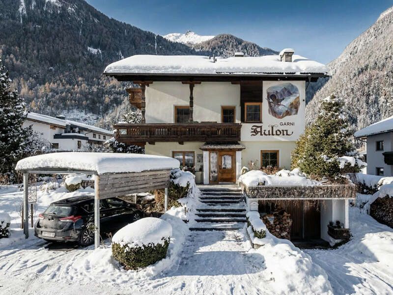 Außenansicht der Gästepension Herberge Aulon im Winter in Umhausen